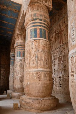 Luxor, Mısır - 26 Aralık 2023: Medinat Habu Kompleksi 'nde Ramses III Morg Tapınağı