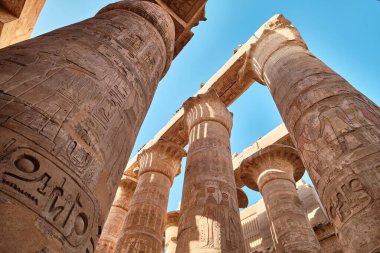 Luxor, Mısır - 26 Aralık 2023: Karnak tapınağında büyük sütunları olan Hypostyle Hall