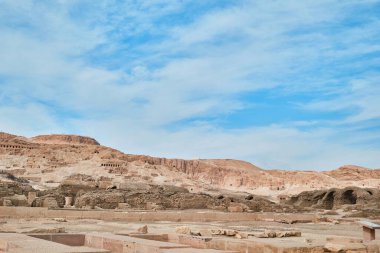 Luxor, Mısır - 26 Aralık 2023: Nil 'in batı kıyısındaki Şeyh Abd el-Qurna' nın veya Soylular Vadisi 'nin mezarlığı