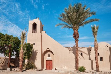 Luxor, Mısır - 26 Aralık 2023: Hassan Fathy tarafından tasarlanan Yeni Gurna Köyü Camisi