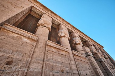 Qena, Mısır - 27 Aralık 2023: Dendera Tapınağı veya Hathor Mısır Tapınağı. Dendera Tapınağı kompleksi, en iyi korunmuş tapınaklardan biri.