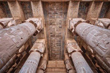 Qena, Mısır - 27 Aralık 2023: En iyi korunmuş tapınaklardan biri olan Dendera Tapınağı kompleksindeki Hathor Tapınağı 'ndaki Hypostyle Salonu' nun sütunları