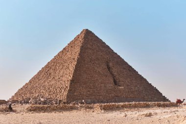 Giza, Mısır - 24 Aralık 2023: Menkaure Piramidi, Giza Platosu, Kahire 'deki üç piramidin en küçüğü