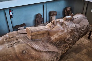 Memphis, Mısır - 2 Ocak 2024: Ramses II 'nin kireçtaşından oyulmuş ve yaklaşık 10 metre uzunluğunda heykeli 