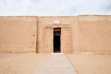 Saqqara, Mısır - 2 Ocak 2024: Bir Mastaba girişinde hiyeroglifler ve çizimler