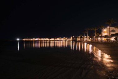 Hurghada, Mısır - 03 Ocak 2024: Gece vakti Bel Air Azur Resort Oteli önünde, Kızıl Deniz 'in berrak suları