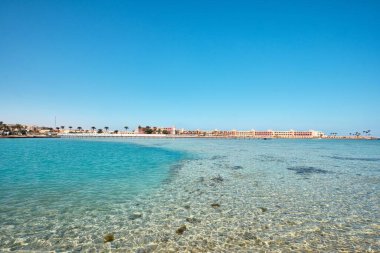 Hurghada, Mısır - 3 Ocak 2024: Bel Air Azur tatil beldesi otelinin önündeki Kızıldeniz 'in berrak suyu