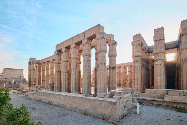 Луксор, Египет - 26 декабря 2023 года: Колонны храма Луксор, большой древнеегипетский храм, Восточный берег Нила