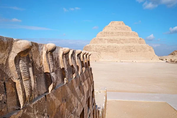 サッカラ エジプト 2024年1月2日 ドホセールのピラミッド またはドクサーとゾセル またはステップピラミッドとサッカラのネクロポリスのコブラの壁 — ストック写真
