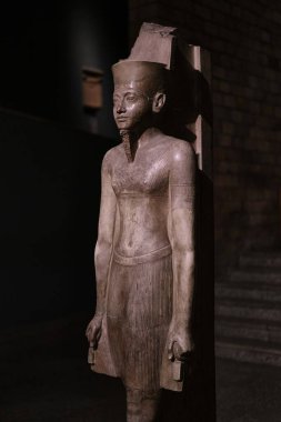 Luxor, Mısır - 2 Ocak 2024: Allah 'ın heykeli Amoun, Kireçtaşı Karnak Tapınağı heykeli