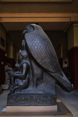 Kahire, Mısır - 2 Ocak 2024: Genç Ramses ve Tanrı Horus 'un Mısır Müzesi' ndeki heykeli