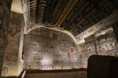 Luxor, Mısır - 2 Ocak 2024: Ramses V ve Ramesses VI, KV9, Krallar Vadisi 'ndeki duvarda renkli hiyeroglifler