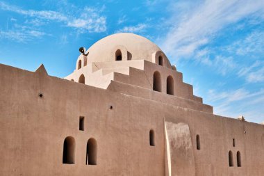 Luxor, Mısır - 26 Aralık 2023: Hassan Fathy tarafından tasarlanan Yeni Gurna Köyü Camisi