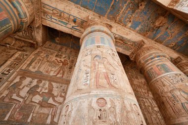 Luxor, Mısır - 26 Aralık 2023: Medinat Habu Kompleksi 'nde Ramses III Morg Tapınağı