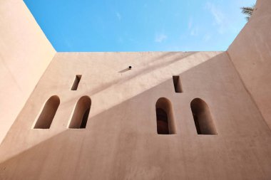 Luxor, Mısır - 26 Aralık 2023: Hassan Fathy tarafından tasarlanan Yeni Gurna Köyü Camisi