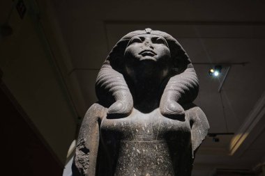 Kahire, Mısır - 2 Ocak 2024: Mısır Müzesi 'nde Kraliçe Nofret' in siyah granit heykeli