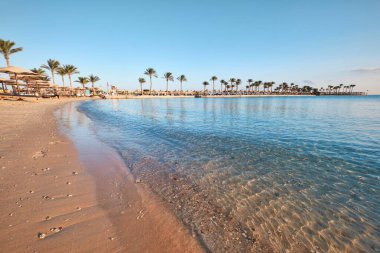 Hurghada, Mısır - 3 Ocak 2024: Kızıl Deniz kıyısında Bel Air Azur Resort Hotel 'in önünde