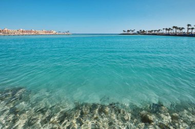 Hurghada, Mısır - 3 Ocak 2024: Bel Air Azur Resort Hotel 'in önünde, Kızıl Deniz' in berrak suyu