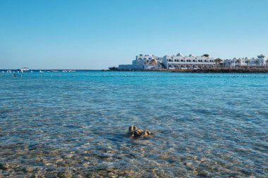 Hurghada, Mısır - 3 Ocak 2024: Bel Air Azur Resort Hotel 'in önünde, Kızıl Deniz' in berrak suyu