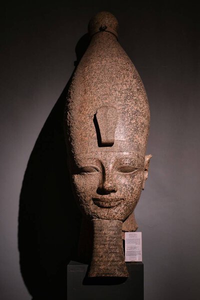 Луксор, Египет - 2 января 2024 года: Глава царя Аменхотепа III, гранитная статуя из нового королевства, найденная в Курне