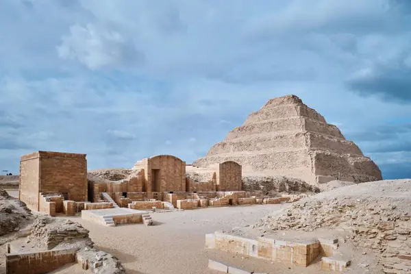 サッカラ エジプト 2024年1月2日 デスカーのピラミッド またはデスティエルとゾセラー またはサッカラのネクロポリスのステップピラミッド — ストック写真