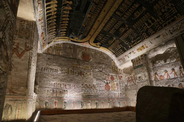 Luxor, Mısır - 2 Ocak 2024: Ramses V ve Ramesses VI, KV9, Krallar Vadisi 'ndeki duvarda renkli hiyeroglifler