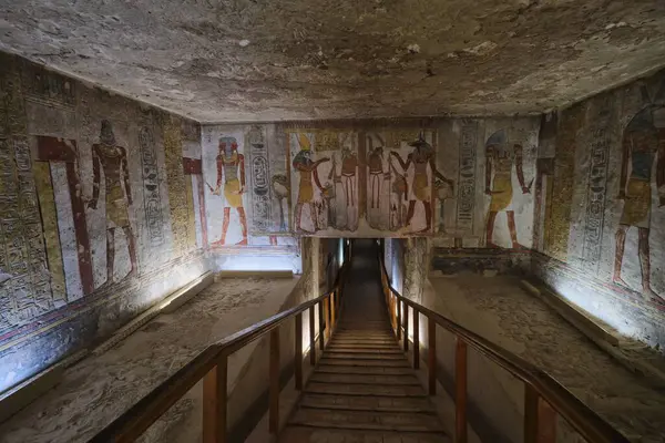 Luxor, Mısır - 2 Ocak 2024: Tausret ve Setnakht Mezarı (KV 14) Krallar Vadisi