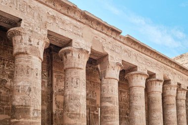Luxor, Mısır - 26 Aralık 2023: Medinat Habu Kompleksi 'nde Ramses III Morg Tapınağı