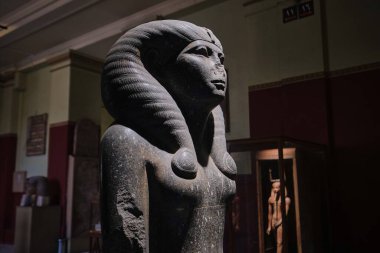 Kahire, Mısır - 2 Ocak 2024: Mısır Müzesi 'nde Kraliçe Nofret' in siyah granit heykeli