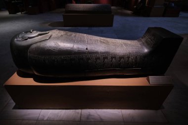 Kahire, Mısır - 12 Aralık 2023: Yozlaşmış piramidin mimarı Imhotep lahiti, Mısır Müzesi 'nde sergilendi