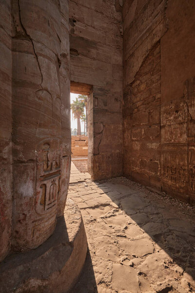 Луксор, Египет - 26 декабря 2023: Солнце огни приходят через ворота в храме Луксор, большой древнеегипетский храм, Восточный берег Нила