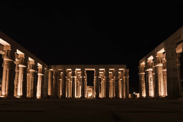Луксор, Египет - 26 декабря 2023 года: Луксорская колоннада храма освещена ночью