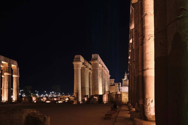 Луксор, Египет - 26 декабря 2023 года: Луксорская колоннада храма освещена ночью
