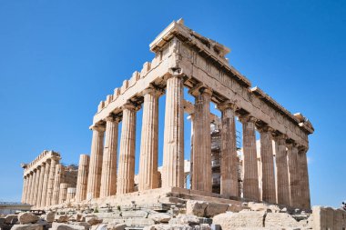 Atina, Yunanistan - 02 Mart 2024: Atina Akropolü 'ndeki Parthenon tapınağı kalıntıları. Tanrıça Athena 'ya ithaf edilmiştir.