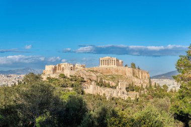 Atina, Yunanistan - 03 Mart 2024: Parthenon ve Herodion tiyatrosuyla Akropol. Philopappou tepesinden bak