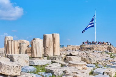 Atina, Yunanistan - 02 Mart 2024: Akropolis sahasının tepesinde Parthenon 'a bakan büyük Yunan bayrağı dalgalanması