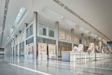Atina, Yunanistan - 02 Mart 2024: Atina 'daki Yeni Akropol Müzesi' nin iç görünümü. İsviçreli-Fransız Mimar Bernard Tschumi tarafından tasarlandı.