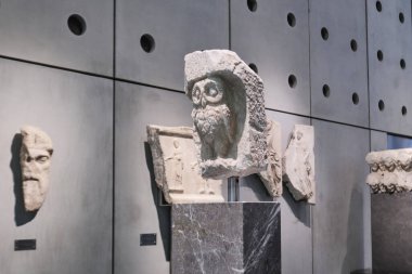 Atina, Yunanistan - 02 Mart 2024: Mimar Bernard Tschumi 'nin tasarladığı Akropol Müzesi' nde oyulmuş bir baykuş bulunan koltuğun bir kısmı