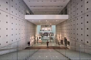 Atina, Yunanistan - 02 Mart 2024: Atina 'daki Yeni Akropol Müzesi' nin iç görünümü. İsviçreli-Fransız Mimar Bernard Tschumi tarafından tasarlandı.