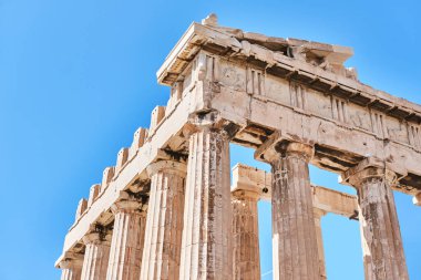 Atina, Yunanistan - 02 Mart 2024: Atina Akropolü 'ndeki Parthenon tapınağı kalıntıları. Tanrıça Athena 'ya ithaf edilmiştir.