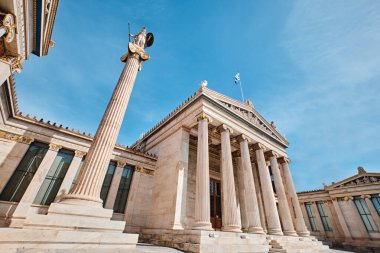Atina, Yunanistan - 03 Mart 2024: Atina Akademisi 'nin mimari ayrıntıları, sütunlarda Tanrıça Athena ve Apollo yer alıyor