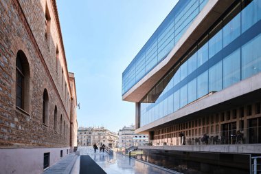 Atina, Yunanistan - 03 Mart 2024: Bernard Tschumi tarafından tasarlanan Akropolis Arkeoloji Müzesi Cephesi