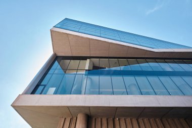 Atina, Yunanistan - 03 Mart 2024: Bernard Tschumi tarafından tasarlanan Akropolis Arkeoloji Müzesi Cephesi