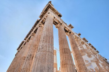 Atina, Yunanistan - 02 Mart 2024: Atina Akropolü 'ndeki Parthenon tapınağı kalıntıları. Tanrıça Athena 'ya ithaf edilmiştir.