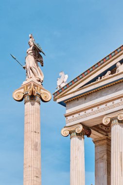 Atina, Yunanistan - 03 Mart 2024: Atina Akademisi 'nin mimari ayrıntıları, sütunlarda Tanrıça Athena ve Apollo yer alıyor