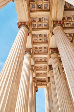 Atina, Yunanistan - 03 Mart 2024: Atina Akademisi 'nin mimari ayrıntıları, sütunlarda Tanrıça Athena ve Apollo yer alıyor