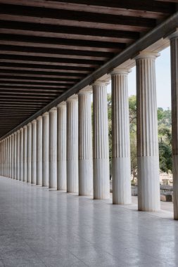 Atina, Yunanistan - 03 Mart 2024: Atina 'daki Attalos' un Stoa 'sı, beyaz dorik mermer sütun ve antik Yunan mimarisinin ahşap tavanı