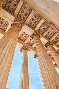 Atina, Yunanistan - 03 Mart 2024: Atina Akademisi 'nin mimari ayrıntıları, sütunlarda Tanrıça Athena ve Apollo yer alıyor
