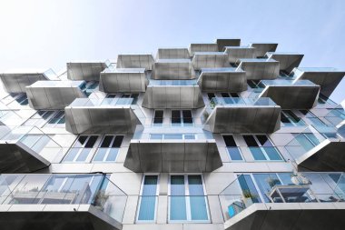 Hollanda, Amsterdam - 6 Nisan 2024: Ijburg bölgesindeki Sluishuis modern konut binası, Bjarke Ingels Group, BIG