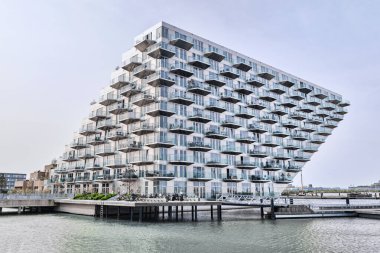 Hollanda, Amsterdam - 6 Nisan 2024: Ijburg bölgesindeki Sluishuis modern konut binası, Bjarke Ingels Group, BIG